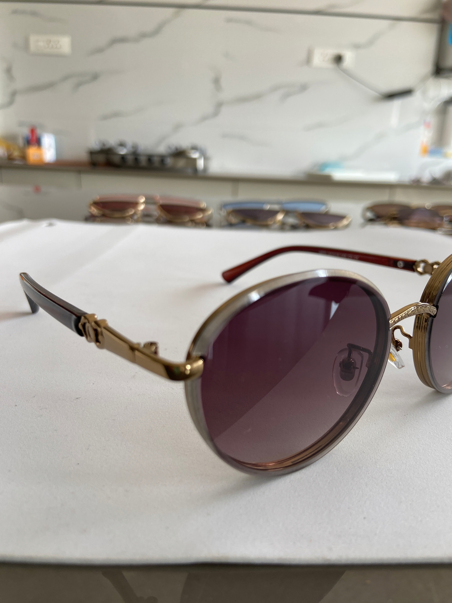 Brown round metal rim sunglasses